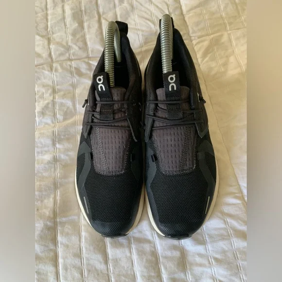 On Running women Black and White Sneakers - Picture 3 of 8